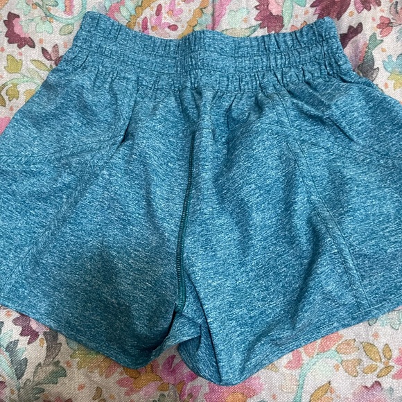 Lululemon NWT Size Tracker LR 4” Short - Picture 2 of 3